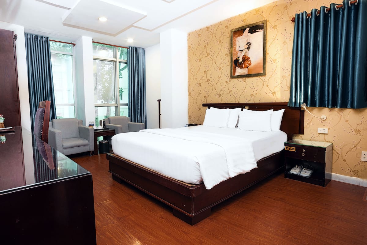 Deluxe Double Room | 1 bedroom, minibar, in-room safe, blackout drapes
