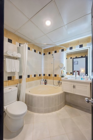 Camera familiare | Bagno | Set di cortesia gratuito, asciugacapelli, accappatoio, pantofole