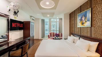 Kahden hengen deluxe-huone | Minibaari, tallelokero huoneessa, pimennysverhot, silitysrauta/-lauta