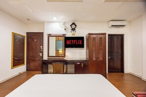 Deluxe Double Room | Minibar, in-room safe, blackout drapes, iron/ironing board - A25 Premium Hotel - 20 Bui Thi Xuan (Ho Chi Minh City)