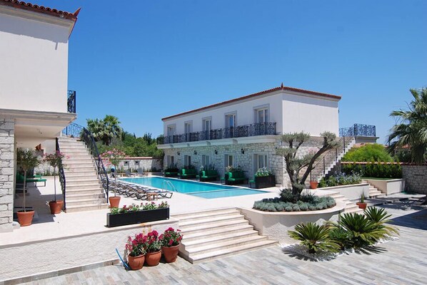 Ulkouima-allas, aurinkovarjoja, aurinkotuoleja