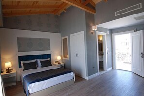 Perhehuone | Ylelliset vuodevaatteet, minibaari, tallelokero huoneessa, työpöytä