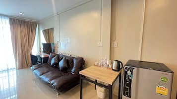 Family Suite | Desk, iron/ironing board, free WiFi, bed sheets