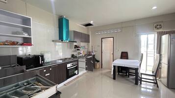 Apartment | Desk, iron/ironing board, free WiFi, bed sheets