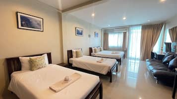 Family Suite | Desk, iron/ironing board, free WiFi, bed sheets