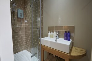 The Horsebox | Bathroom | Designer toiletries, hair dryer, towels - Lyndhurst House (Lyndhurst)
