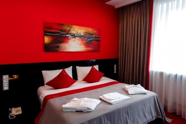 Deluxe kamer, 1 twee- of 2 eenpersoonsbedden | Een minibar, een kluis op de kamer, individueel gedecoreerd