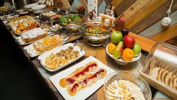 Sarapan prasmanan setiap hari (KZT 5000 per orang)