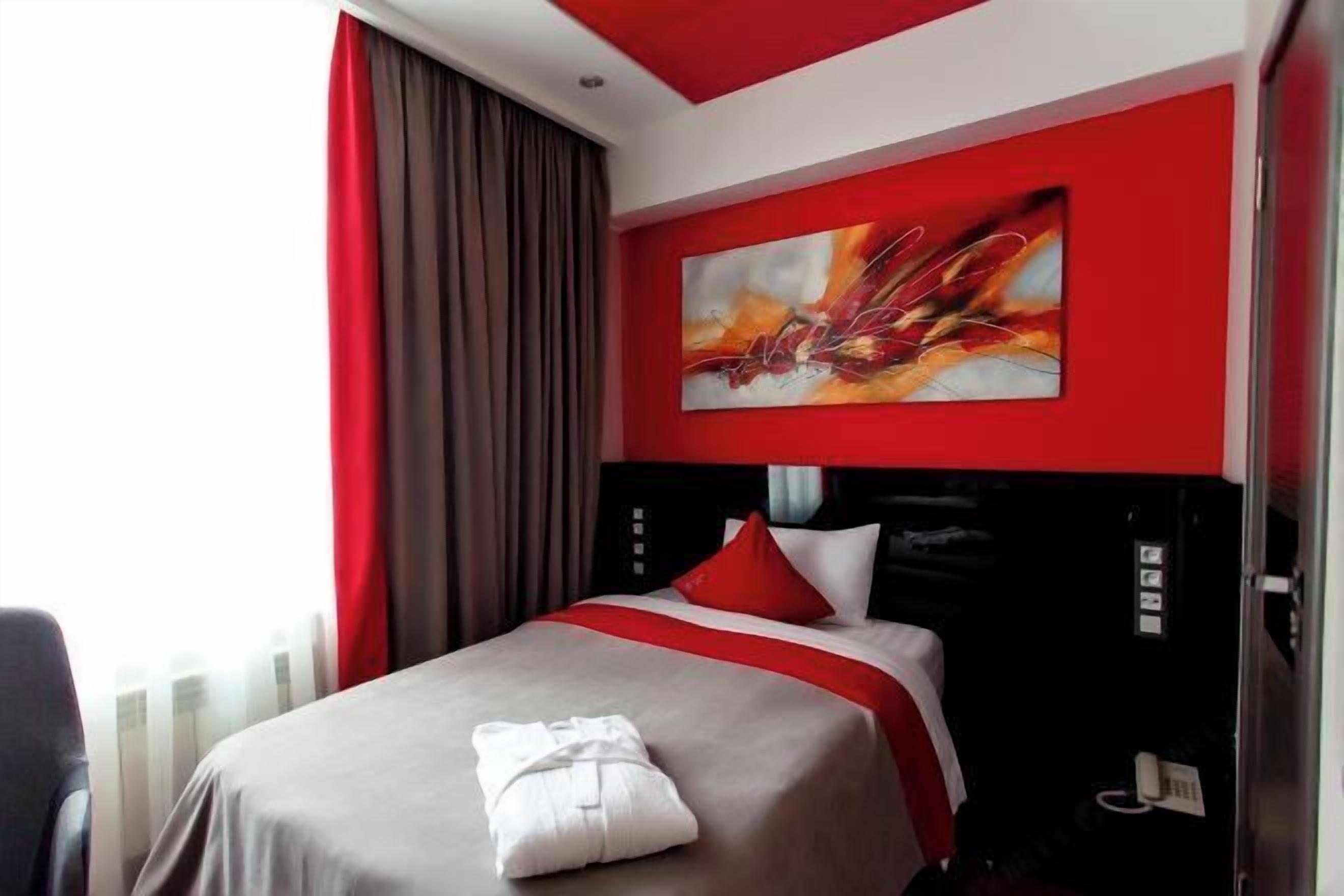 Minibar, coffres-forts dans les chambres, décoration personnalisée