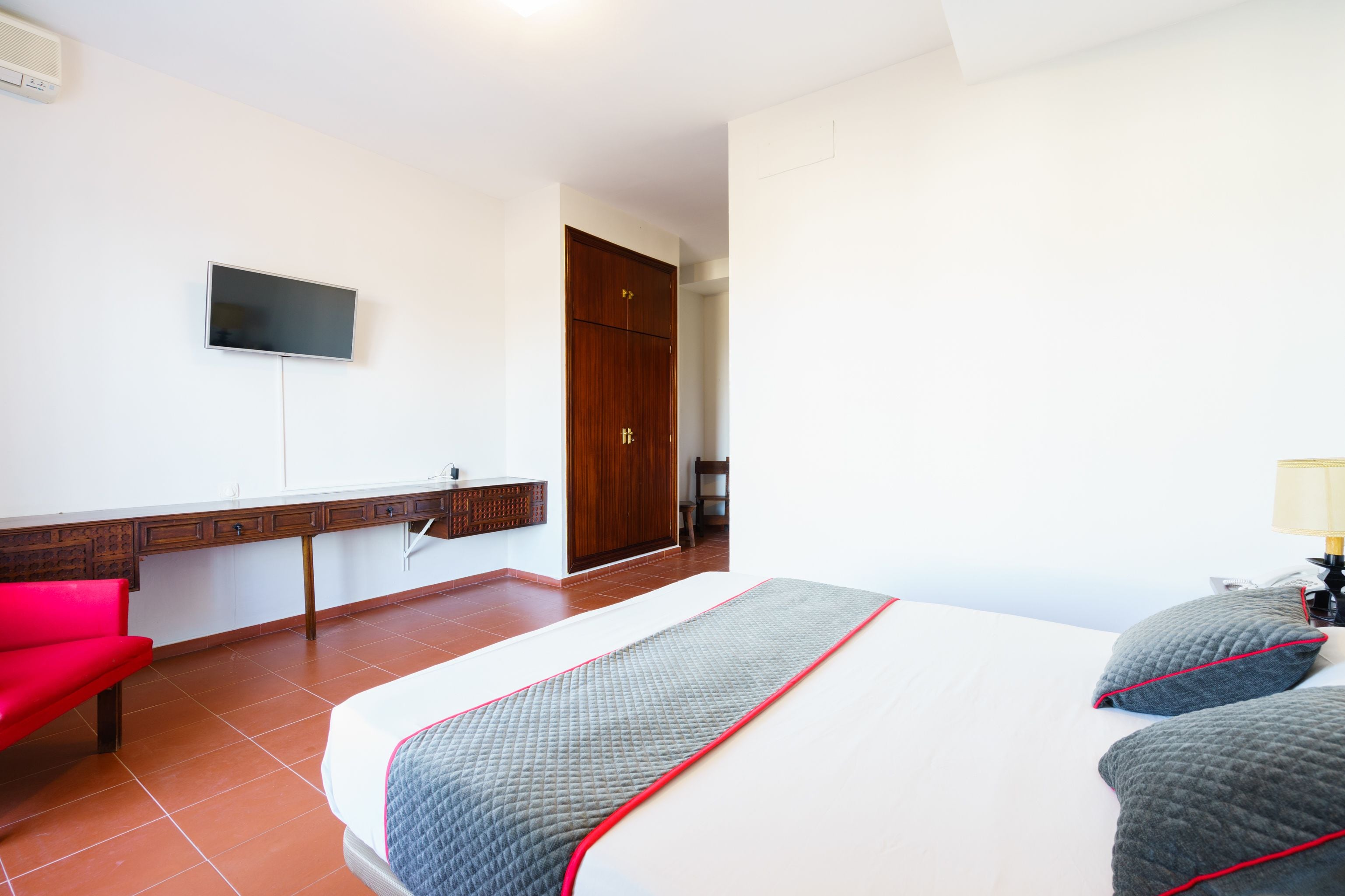 double room | desk, blackout curtains, free wifi, bed sheets