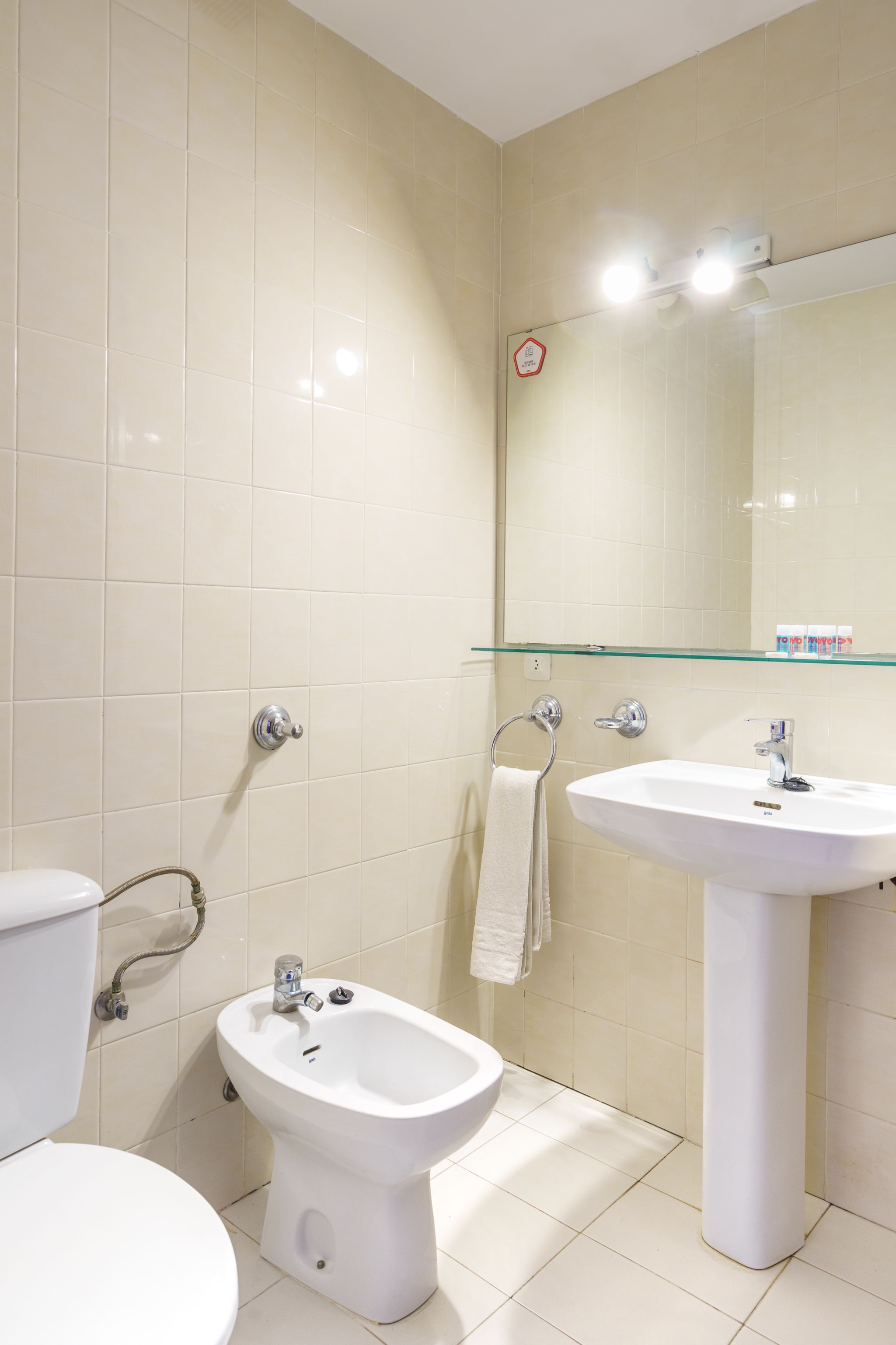 twin room | bathroom | free toiletries, towels
