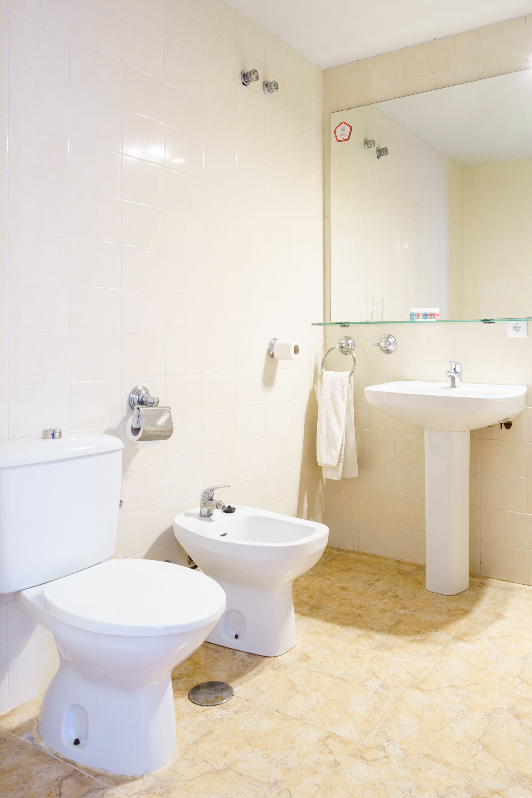 superior double room | bathroom | free toiletries, towels