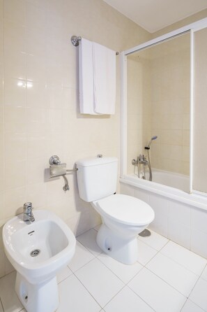 Habitación doble | Baño | Amenidades de baño gratuitas y toallas 