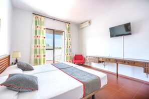 Twin Room | Desk, blackout curtains, free WiFi, bed sheets - Venta del Alto Hotel Las Cumbres (El Garrobo)