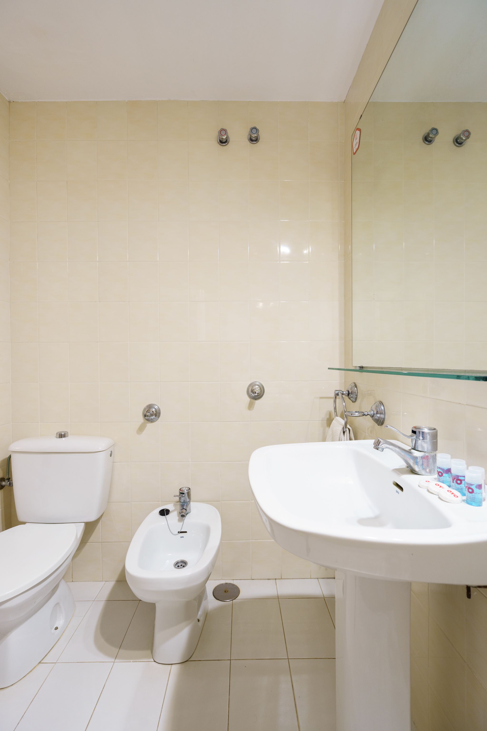 family room | bathroom | free toiletries, towels