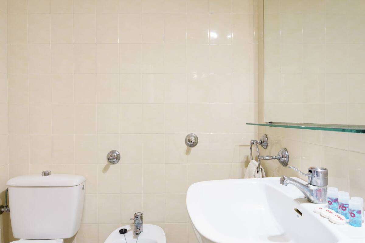 family room | bathroom | free toiletries, towels