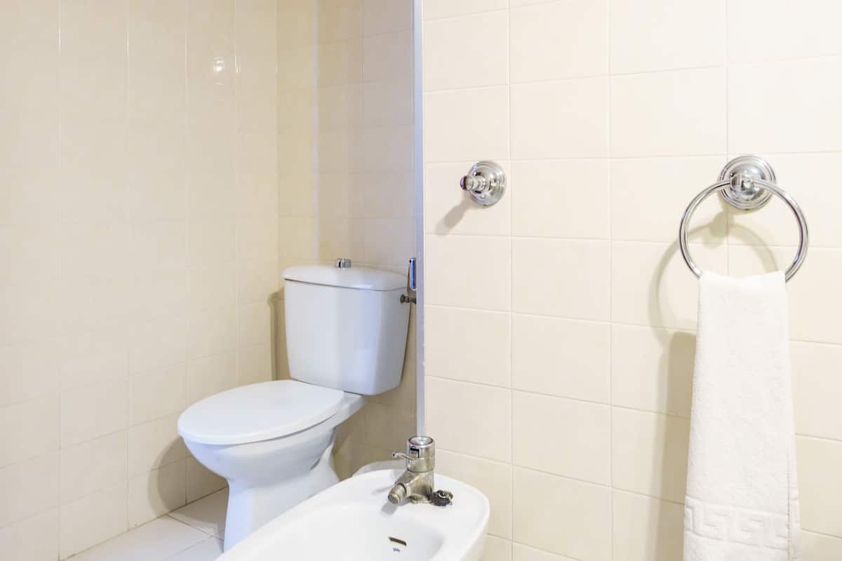 triple room | bathroom | free toiletries, towels