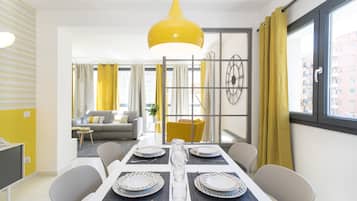 Exclusive-Apartment, 2 Schlafzimmer, barrierefrei, Gartenblick | Esszimmer