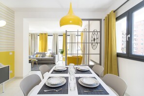 Apartamento exclusivo, 2 quartos, acessível, vista para o jardim | Sala de jantar