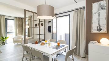 Appartamento Elite, 3 camere da letto, 2 bagni, vista giardino | Sala da pranzo