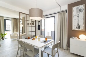 Elite Apartment, 3 Bedrooms, 2 Bathrooms, Garden View | Dining room - SkyTower - The Right Space (Rome)