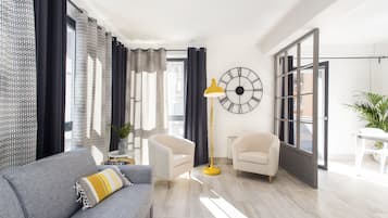 Exclusief appartement, 2 slaapkamers, toegankelijk voor mindervaliden, uitzicht op tuin | Woonkamer | Een 28-inch flatscreentelevisie met kabelzenders en betaalfilms