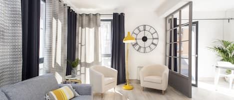 Appartamento Exclusive, 2 camere da letto, accessibile ai disabili, vista giardino | Soggiorno | TV a schermo piatto 28 pollici con canali via cavo, film pay-per-view