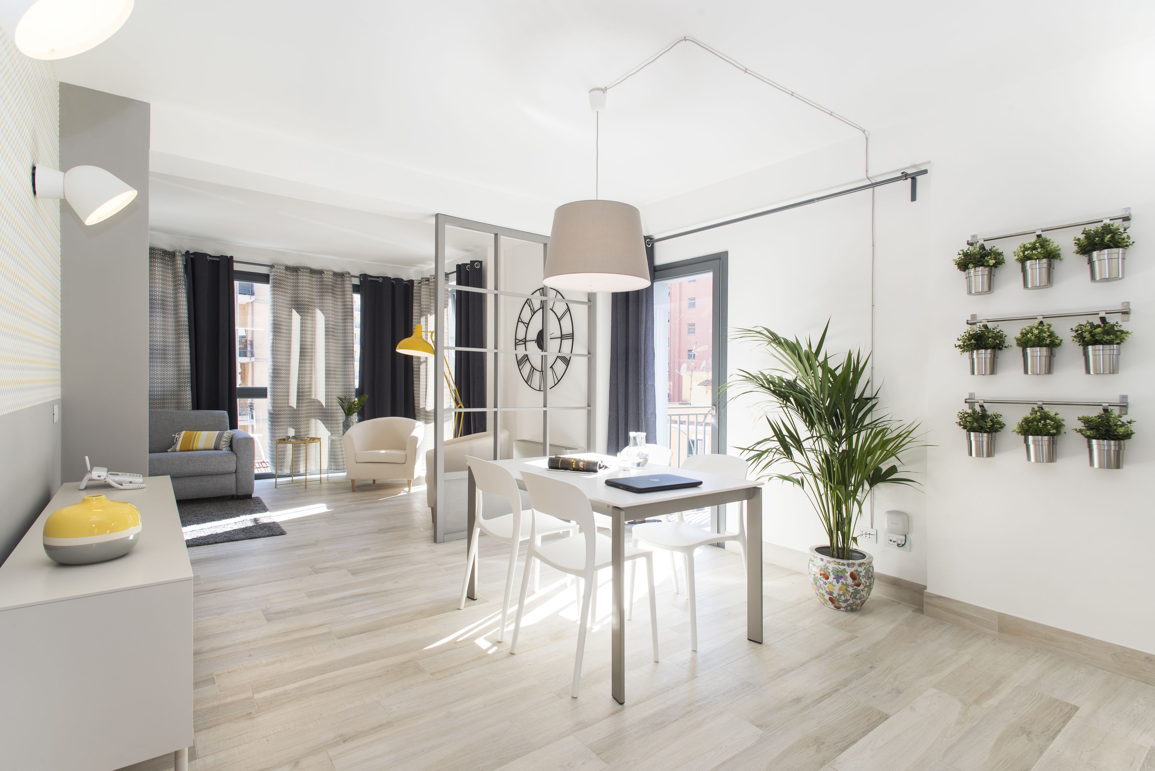 Apartamento exclusivo, 2 quartos, acessível, vista para o jardim | Área de estar | TV de tela plana 28 polegadas com canais a cabo, filmes pagos