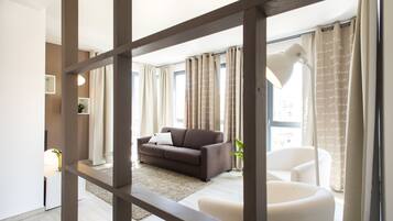 Leilighet – elite, 3 soverom, 2 bad, hageutsikt | Oppholdsrom | En 28-tommers Flatskjerm-TV med kabel-kanaler samt filmkjøp