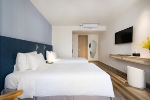 Minibar, caja de seguridad en la habitación y escritorio 