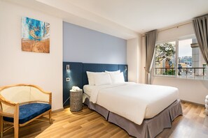 Deluxe tweepersoonskamer | Een minibar, een kluis op de kamer, een bureau, verduisterende gordijnen