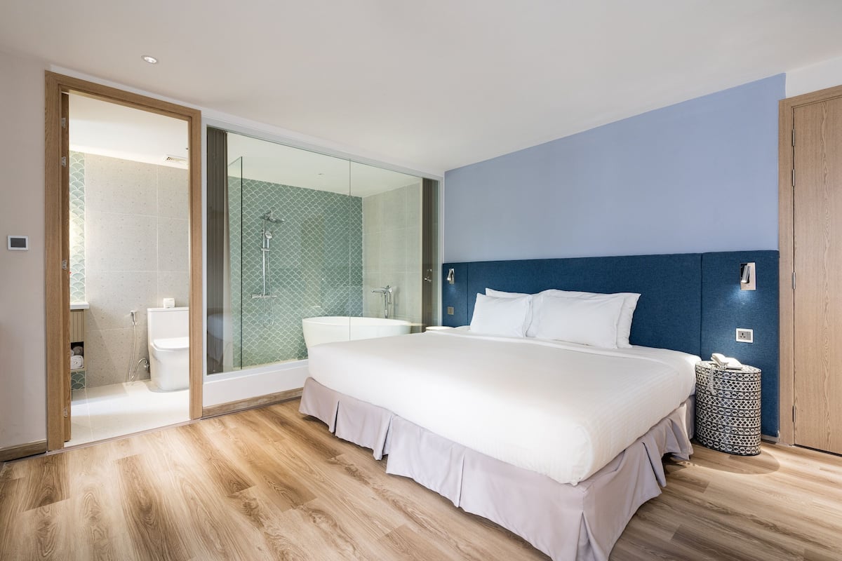 Family Room | 1 bedroom, minibar, in-room safe, desk
