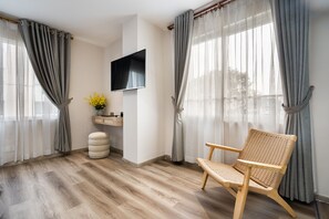 Tweepersoonskamer (Suite) | Een minibar, een kluis op de kamer, een bureau, verduisterende gordijnen