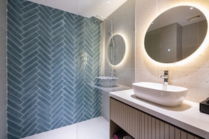 Minibar, in-room safe, desk, blackout curtains - Jovia Hotel (Ho Chi Minh City)