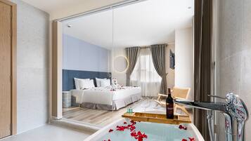 Tweepersoonskamer (Suite) | Een minibar, een kluis op de kamer, een bureau, verduisterende gordijnen