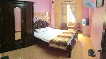 Minibar, bàn, truy cập Internet không dây miễn phí