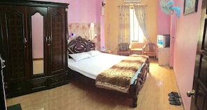 Minibar, escritorio y wifi gratis