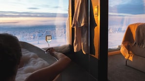 Aurora Suite with Sauna | Minibar, safe på rommet, skrivebord og blendingsgardiner