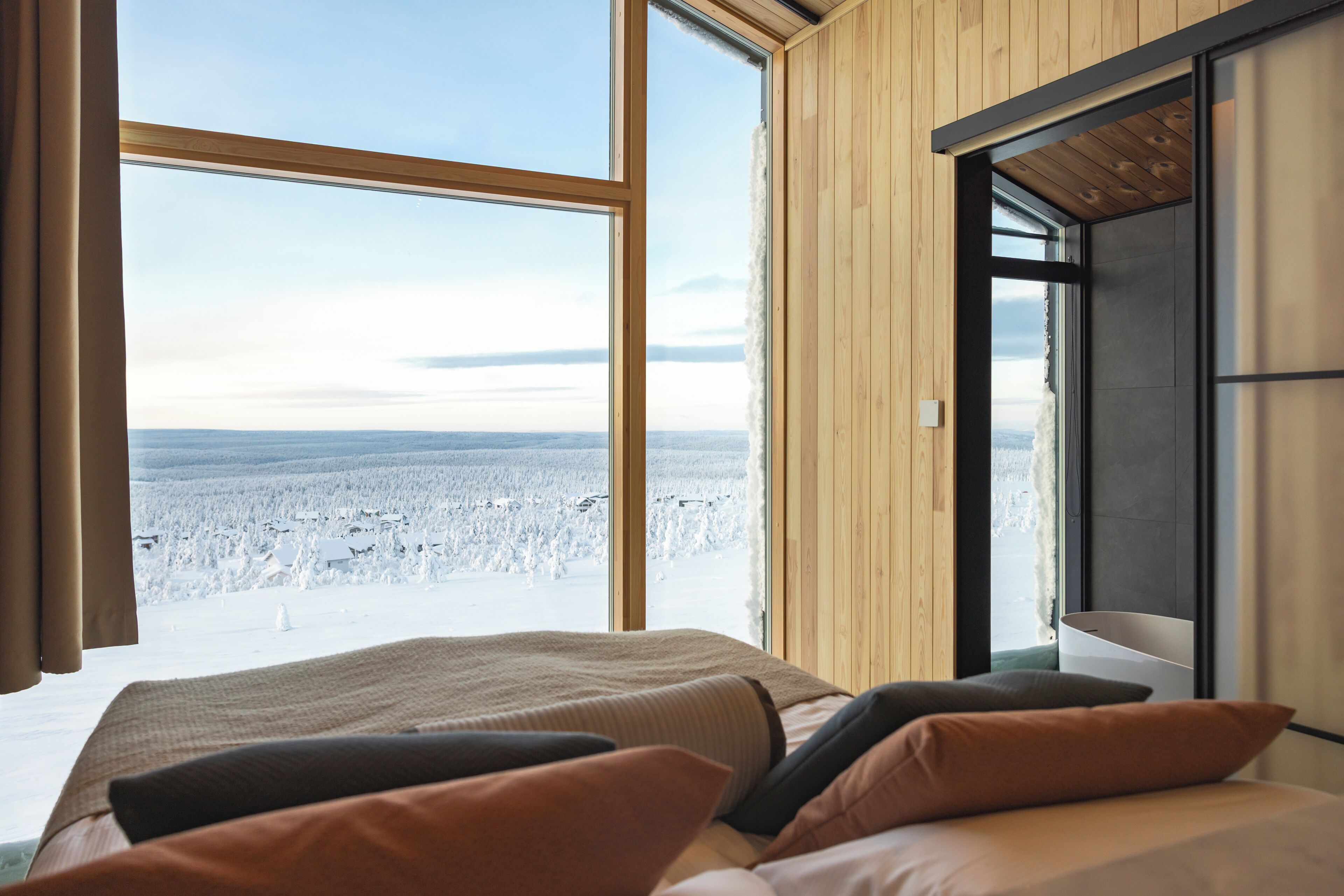 Aurora Suite with Sauna | Bar mini, peti besi dalam bilik, meja, langsir/tirai gelap terus 