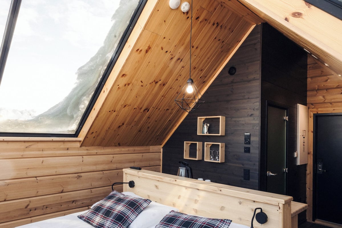 aurora cabin  | living room | 50-inch flat-screen tv with digital channels, tv