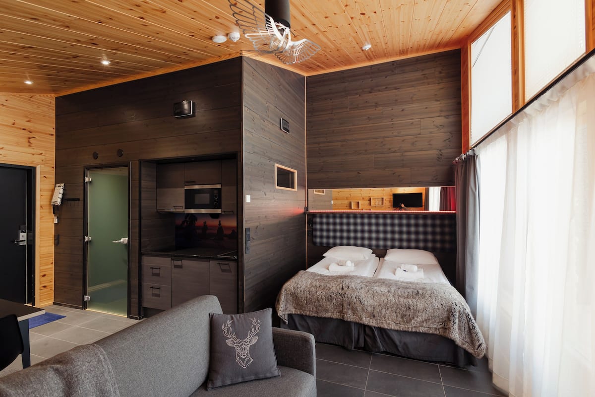 view suite with sauna  | living area | 50-inch flat-screen tv with digital channels, tv