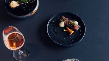 Serveert ontbijt en diner, Scandinavische gerechten