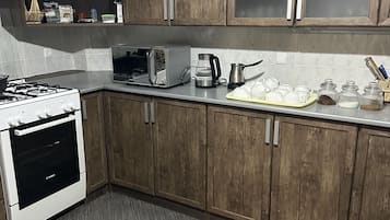 Geladeira grande, fogão, cooktop, cafeteira/chaleira