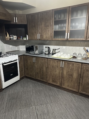 Full-size fridge, oven, stovetop, coffee/tea maker - villa old sololaki (Tbilisi)