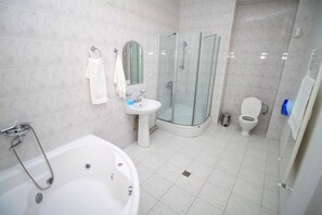 Comfort Quadruple Room, 1 Bedroom | Bathroom | Shower, free toiletries, hair dryer, bathrobes