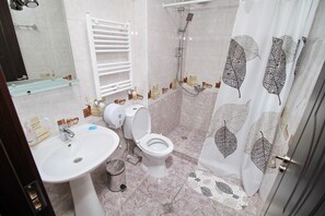 雙床房 | 浴室 | 淋浴設備、免費盥洗用品、吹風機、浴袍