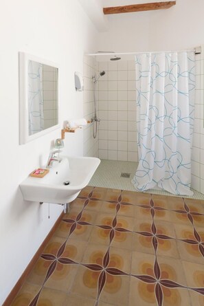 Shower, free toiletries, hair dryer, towels - Hostal Cling 43 (Deltebre)