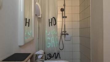 Suihku, ilmaiset hygieniatuotteet, hiustenkuivaaja, pyyhkeet