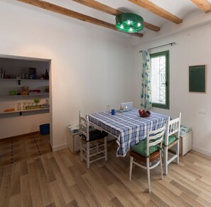 Free daily continental breakfast - Hostal Cling 43 (Deltebre)