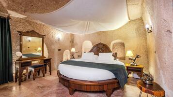 Deluxe Suite with Chimney | 2 bedrooms, Egyptian cotton sheets, premium bedding, Select Comfort beds